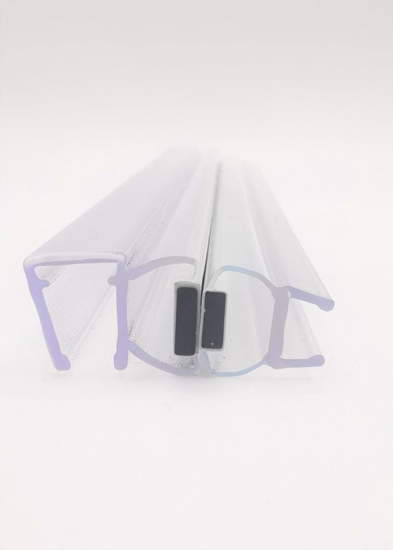Detailaufnahme von zwei Magnetleisten der Marke HÜPPE, transparente, schmale, längliche, U-förmige Kunststoffprofile, mit je einem Magnetprofil an der Vorderseite bzw. seitlich, Magneten bilden zusammen geschlossenen 90 Grad Winkel, vor weißem Hintergrund.