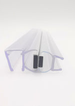 Detailaufnahme von zwei Magnetleisten der Marke HÜPPE, transparente, schmale, längliche, U-förmige Kunststoffprofile, mit je einem Magnetprofil an der Vorderseite bzw. seitlich, Magneten bilden zusammen geschlossenen 90 Grad Winkel, vor weißem Hintergrund.