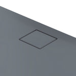 Detailaufnahme der HÜPPE EasyFlat Duschwanne in grau matt mit flächenbündiger, quadratischer Ablaufkappe.