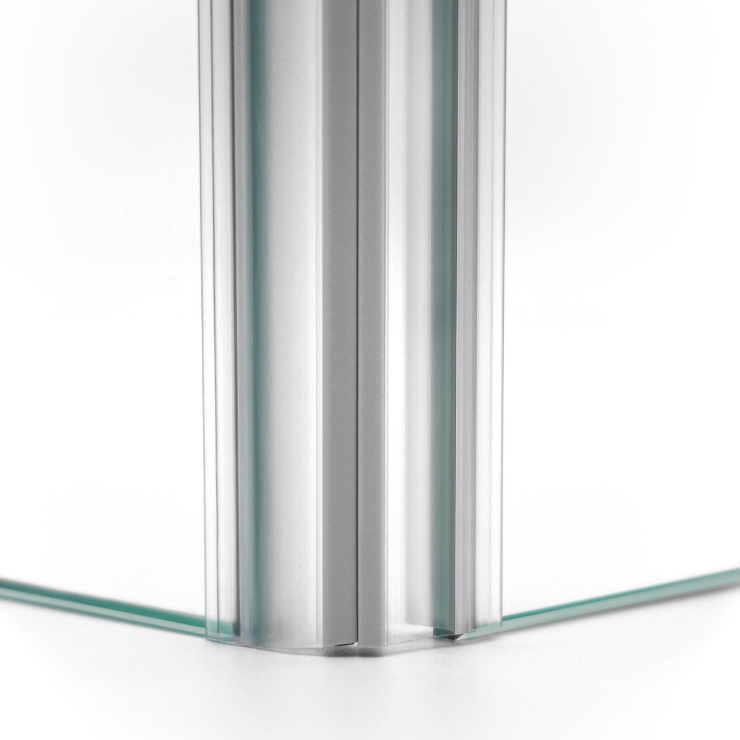 Nahaufnahme von zwei Magnetleisten der Marke HÜPPE, montiert an Glasdusche, transparente, schmale, längliche, U-förmige Kunststoffprofile, mit Magnetprofilen an der Vorderseite, Magneten bilden zusammen geschlossenen 90 Grad Winkel, vor weißem Hintergrund, Frontansicht.