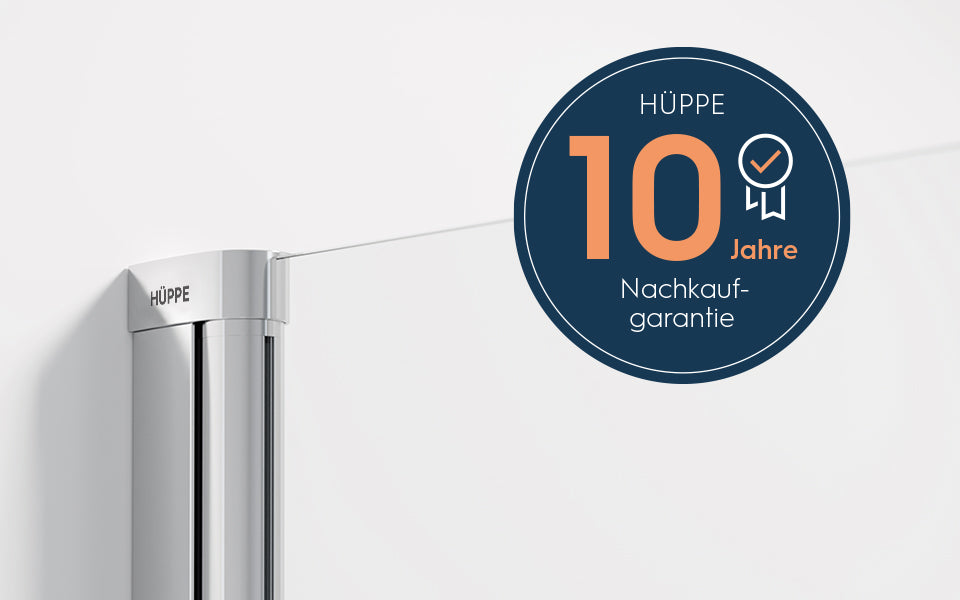 HÜPPE Nachkaufsgarantie – Grafik mit blauem Haken-Symbol und dem Hinweis: Ersatzteile für Duschkabinen bis zu 10 Jahre nach Kauf verfügbar. Zuverlässiger Kundenservice und nachhaltige Produktverfügbarkeit.