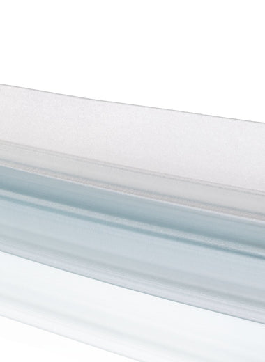 Nahaufnahme einer Ablaufleiste der Marke HÜPPE, transparentes, schmales, längliches, U-förmiges Kunststoffprofil, mit einem Ablaufschutz an der Profilunterseite, vor weißem Hintergrund.