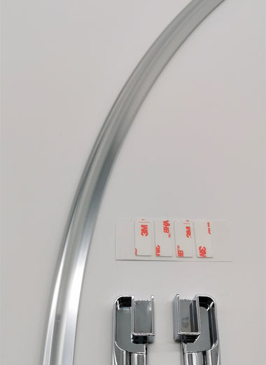 Schwallschutzleisten-Set der Marke HÜPPE bestehend aus, Silber glänzende, dreieckförmige, längliche, gebogene Schwallschutzleiste, mit abgerundeten Ecken, vier Klebestreifen, sowie zwei Silber hochglänzende Abschlusskappen vor weißem Hintergrund, Vogelperspektive.