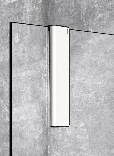 Select+ Wiper,ein weißer, schlichter Handwischer der Marke HÜPPE, hängt an einer Glasdusche, vor einem hellgrauen, strukturierten Hintergrund.