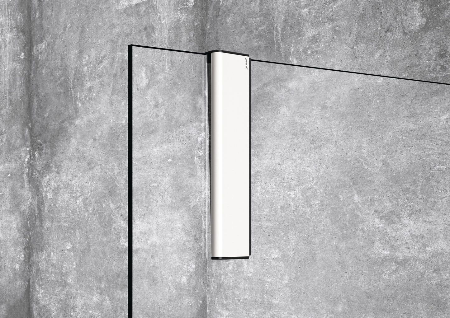 Select+ Wiper,ein weißer, schlichter Handwischer der Marke HÜPPE, hängt an einer Glasdusche, vor einem hellgrauen, strukturierten Hintergrund.