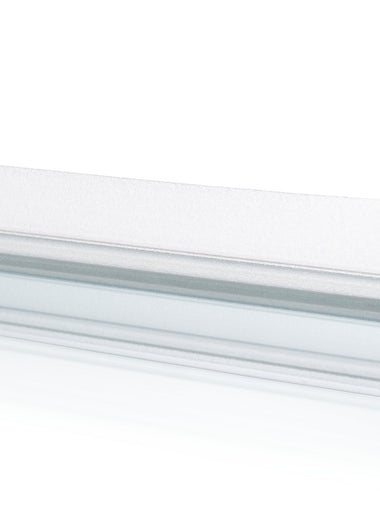 Nahaufnahme einer Ablaufleiste der Marke HÜPPE, transparentes, schmales, längliches, U-förmiges Kunststoffprofil, mit einem Ablaufschutz an der Profilunterseite, vor weißem Hintergrund.