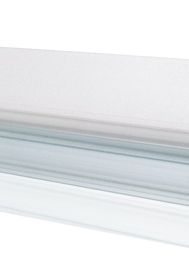 Nahaufnahme einer Ablaufleiste der Marke HÜPPE, transparentes, schmales, längliches, U-förmiges Kunststoffprofil, mit einem Ablaufschutz an der Profilunterseite, vor weißem Hintergrund.