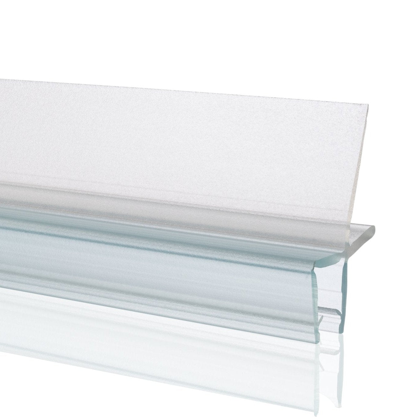 Nahaufnahme einer Ablaufleiste der Marke HÜPPE, transparentes, schmales, längliches, U-förmiges Kunststoffprofil, mit einem Ablaufschutz an der Profilunterseite, vor weißem Hintergrund.