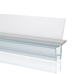 Nahaufnahme einer Ablaufleiste der Marke HÜPPE, transparentes, schmales, längliches, U-förmiges Kunststoffprofil, mit einem Ablaufschutz an der Profilunterseite, vor weißem Hintergrund.