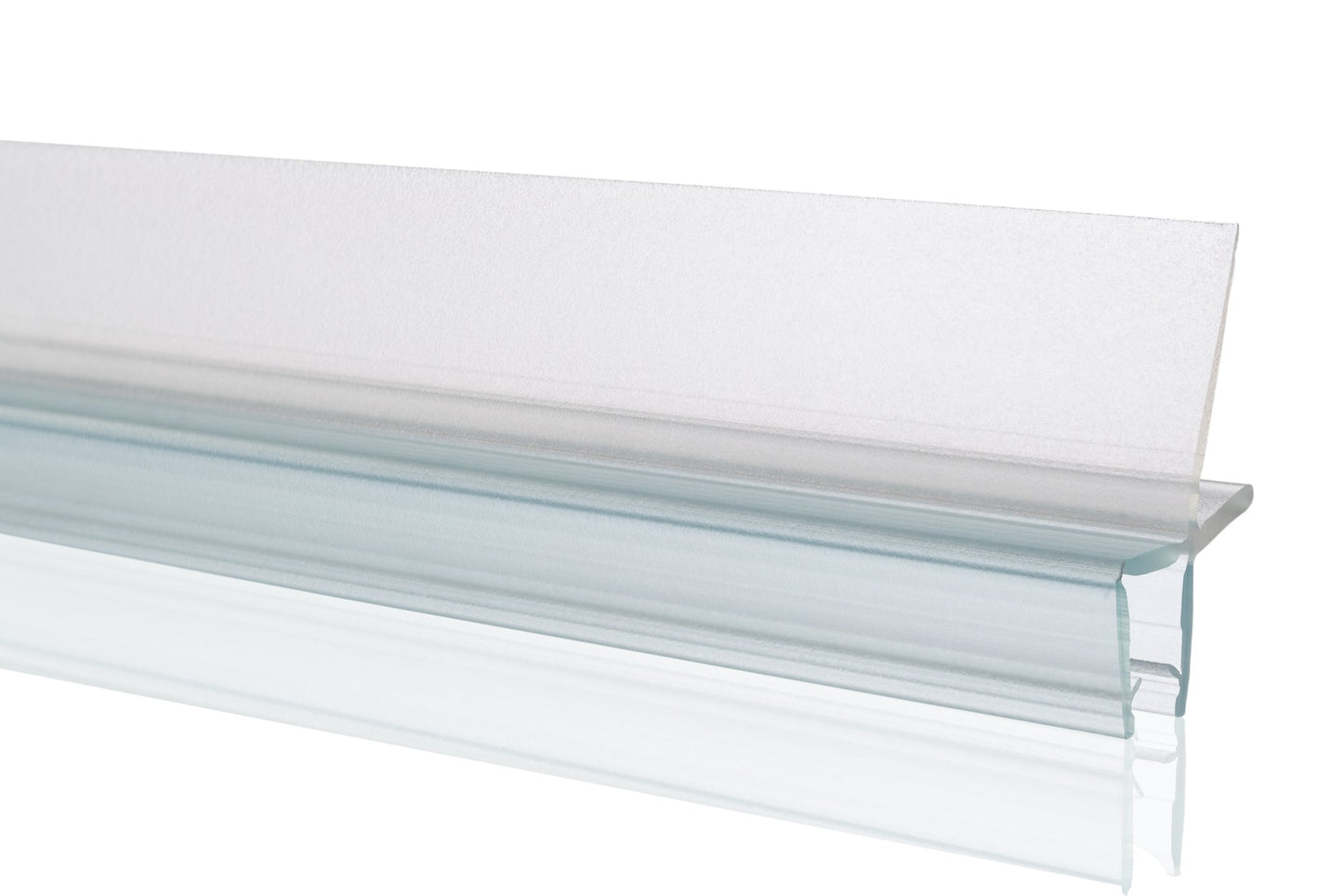 Nahaufnahme einer Ablaufleiste der Marke HÜPPE, transparentes, schmales, längliches, U-förmiges Kunststoffprofil, mit einem Ablaufschutz an der Profilunterseite, vor weißem Hintergrund.