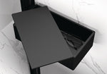 Schwarze matte Select+ Drybox der Marke HÜPPE befestigt an einer Wandleiste einer Glasdusche, mit schwarzem, offenstehendem Deckel, darin liegt eine Brille, vor einer hellen, strukturierten Wand.