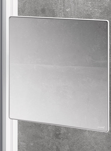 Select+ Mirror, Weißer, matter, quadratischer Spiegel der Marke HÜPPE, befestigt an einer Wandleiste einer Glasdusche, vor einer hellgrauen, strukturierten Wand.