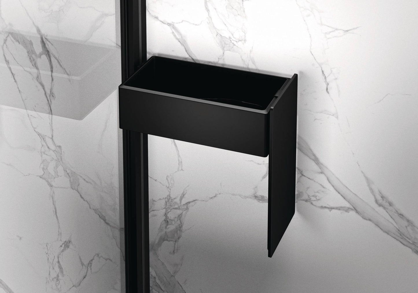 Schwarze matte Select+ Drybox der Marke HÜPPE befestigt an einer Wandleiste einer Glasdusche, mit schwarzem Deckel, der am Rand der Box hängt, vor einer hellen, strukturierten Wand.