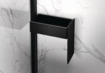 Schwarze matte Select+ Drybox der Marke HÜPPE befestigt an einer Wandleiste einer Glasdusche, mit schwarzem Deckel, der am Rand der Box hängt, vor einer hellen, strukturierten Wand.