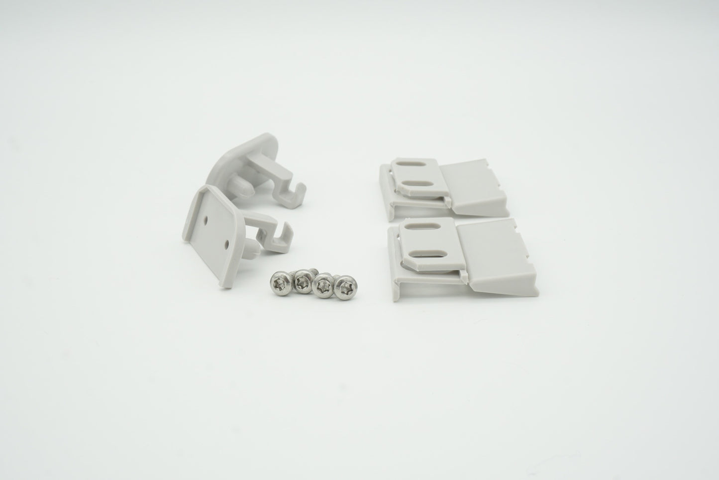 Set aus verschiedenen Montagenteilen, der Marke HÜPPE, zwei weiße Kunststoff Platten mit Einstanzungen, zwei weiße Kunststoffhalterungen mit Hacken, sowie 4 Schrauben.