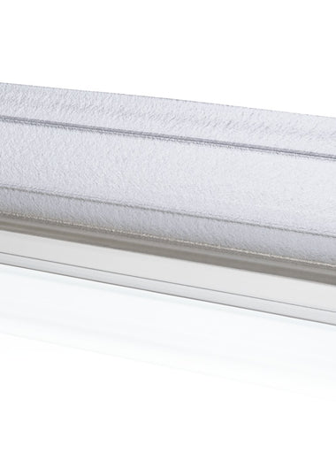 Nahaufnahme einer Ablaufleiste der Marke HÜPPE, transparentes, schmales, längliches, U-förmiges Kunststoffprofil, mit einem Ablaufschutz an der Profilunterseite, vor weißem Hintergrund.