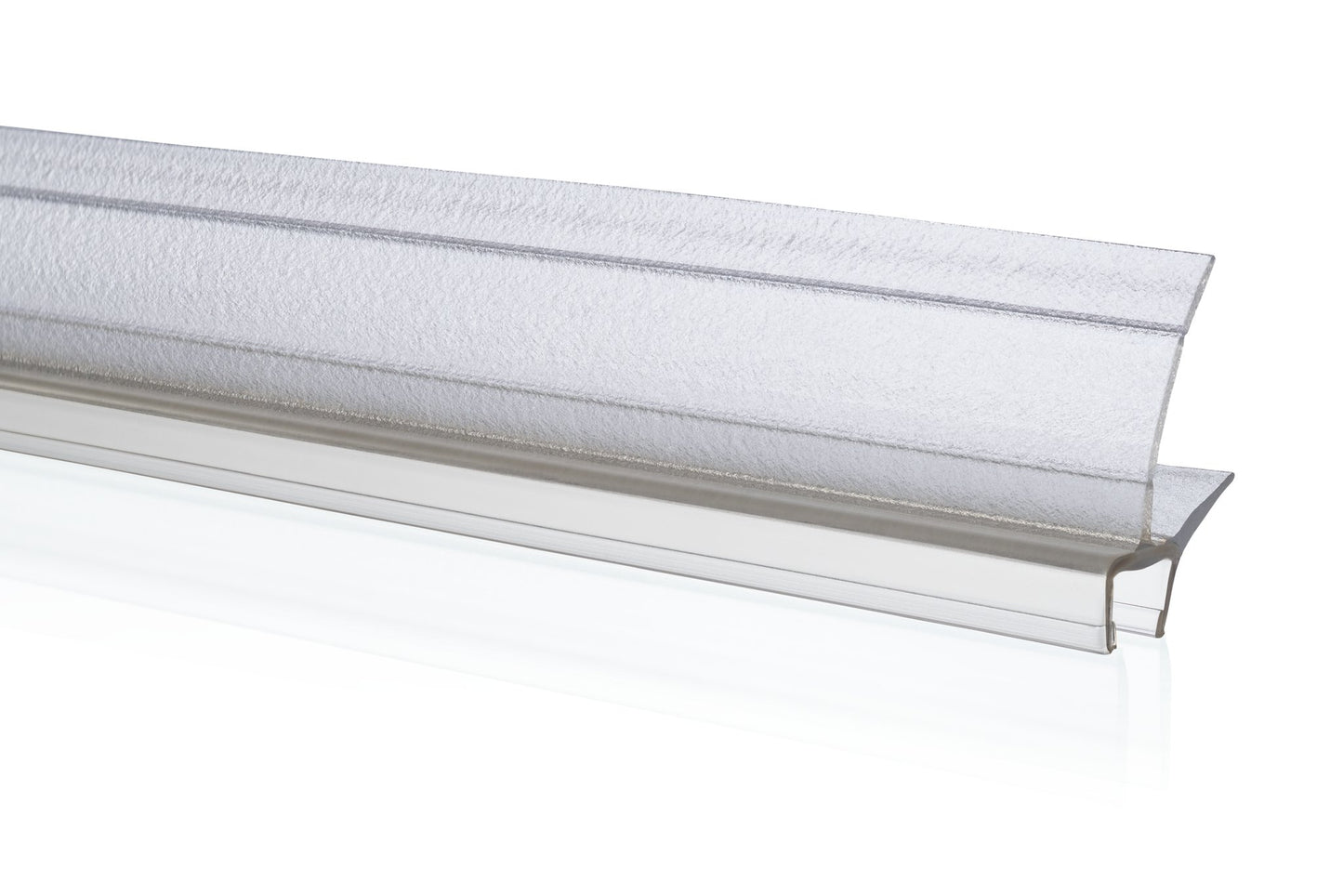 Nahaufnahme einer Ablaufleiste der Marke HÜPPE, transparentes, schmales, längliches, U-förmiges Kunststoffprofil, mit einem Ablaufschutz an der Profilunterseite, vor weißem Hintergrund.