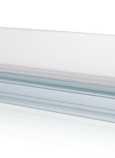 Nahaufnahme einer Ablaufleiste der Marke HÜPPE, transparentes, schmales, längliches, U-förmiges Kunststoffprofil, mit einem Ablaufschutz an der Profilunterseite, vor weißem Hintergrund.