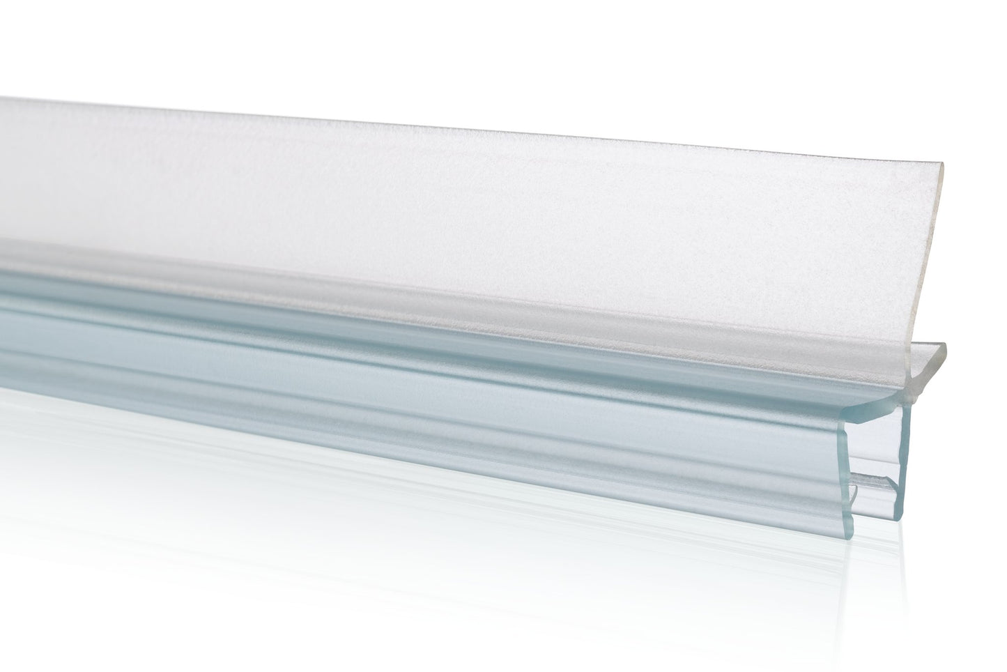 Nahaufnahme einer Ablaufleiste der Marke HÜPPE, transparentes, schmales, längliches, U-förmiges Kunststoffprofil, mit einem Ablaufschutz an der Profilunterseite, vor weißem Hintergrund.