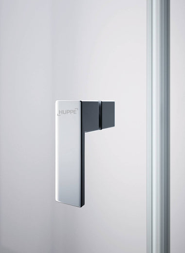 Schlichter, elegant und Silber hochglänzender Türgriff mit rechteckigem Design an einer Glastür, der Marke HÜPPE.