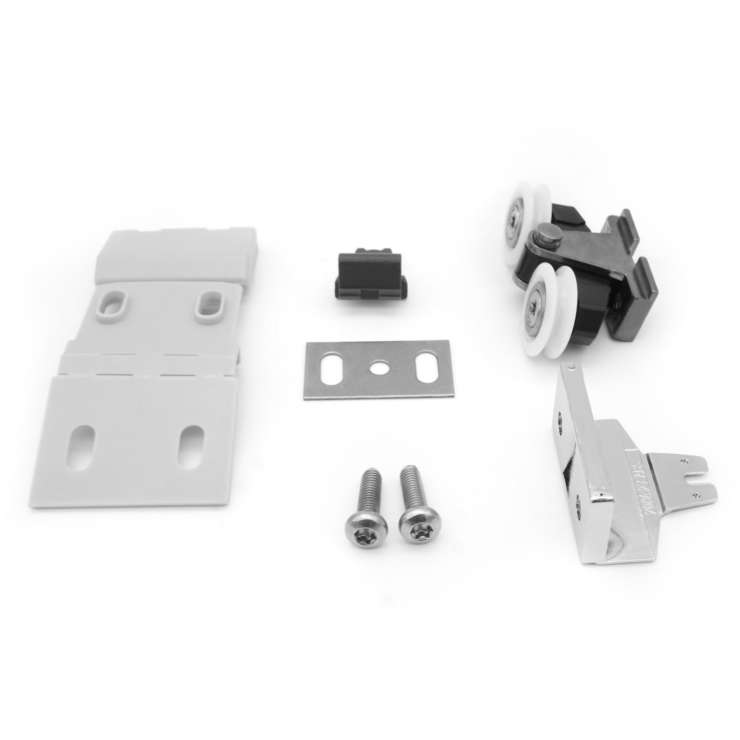 Set aus verschiedenen Montageteilen, der Marke HÜPPE, bestehend aus eine graue Kunststoffplatte, ein Doppelrollenmechanismus, eine Metallplatte, zwei Schrauben, ein schwarzes dreieckiges Kunststoffelement, ein Scharnier aus Metall, vor weißem Hintergrund, Frontansicht.