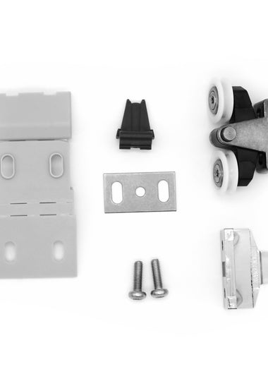 Set aus verschiedenen Montageteilen, der Marke HÜPPE, bestehend aus eine graue Kunststoffplatte, ein Doppelrollenmechanismus, eine Metallplatte, zwei Schrauben, ein schwarzes dreieckiges Kunststoffelement, ein Scharnier aus Metall, vor weißem Hintergrund, Vogelperspektive.