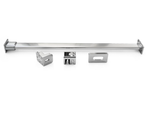 Deckenanbindungs-Set der Marke HÜPPE, bestehend aus einem Silber hochglänzendem, schmalen, länglichen Stab, einem Metallwinkel, einem M-förmigen Körper sowie eine Abdeckkappe, vor weißem Hintergrund, Frontansicht.