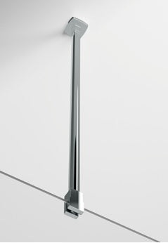 Deckenanbindung der Marke HÜPPE, Silber hochglänzender, schmaler, länglicher Stab, der eine Glasscheibe mit der Decke verbindet, vor weißem Hintergrund.