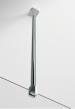 Deckenanbindung der Marke HÜPPE, Silber hochglänzender, schmaler, länglicher Stab, der eine Glasscheibe mit der Decke verbindet, vor weißem Hintergrund.