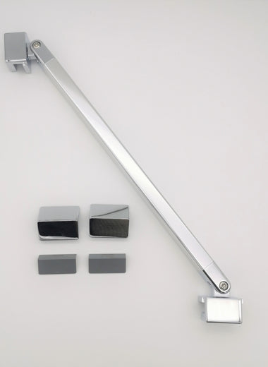Stabilisierungsbügel-Set der Marke HÜPPE, bestehend aus einem schmalen Silber hochglänzenden Stabilisierungsbügel, zwei Abdeckkappen sowie zwei hellgraue Kunststoffwinkel, vor weißem Hintergrund, Vogelperspektive.