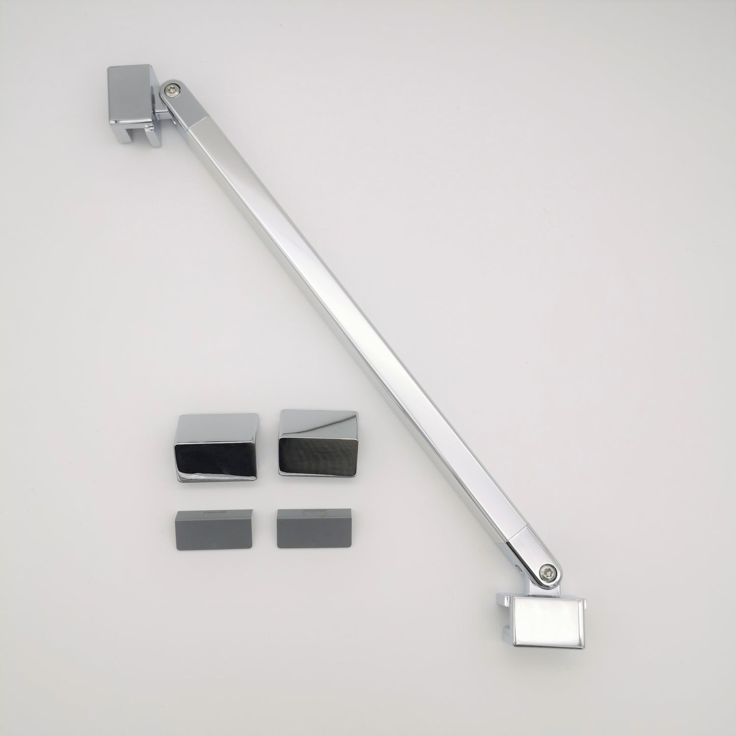 Stabilisierungsbügel-Set der Marke HÜPPE, bestehend aus einem schmalen Silber hochglänzenden Stabilisierungsbügel, zwei Abdeckkappen sowie zwei hellgraue Kunststoffwinkel, vor weißem Hintergrund, Vogelperspektive.