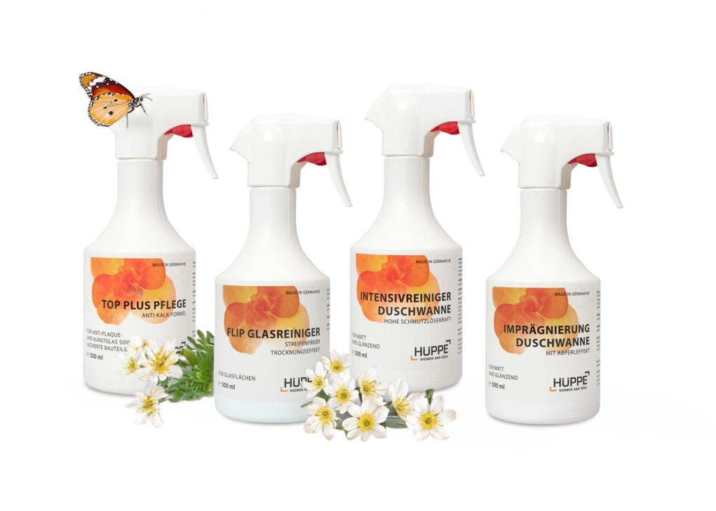 Vier weiße Sprühflaschen von Reinigern, beschriftet mit TOP PLUS PFLEGE, FLIP GLASREINIGER, INTENSIVREINIGER DUSCHWANNE und IMPRÄGNIERUNG DUSCHWANNE, der Marke HÜPPE. Verziert ist das Bild mit Blumen und einem Schmetterling.