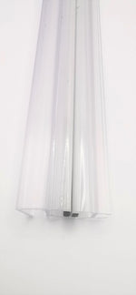 Nahaufnahme von zwei Magnetleisten der Marke HÜPPE, transparente, schmale, längliche, U-förmige Kunststoffprofile, mit je einem Magnetprofil an der Vorderseite bzw. seitlich, Magneten bilden zusammen geschlossenen 90 Grad Winkel, vor weißem Hintergrund.