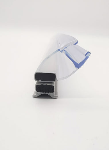 Detailaufnahme von einer Magnetdichtung der Marke HÜPPE, transparentes, schmales, längliches, U-förmiges Kunststoffprofil, mit einem Magnetprofil an der Vorderseite, 45 Grad abgewinkelt sowie ein hellgraues, rechteckiges, längliches Magnetband, bilden geschlossen zusammen 135 Grad Winkel, vor weißem Hintergrund, Frontansicht.
