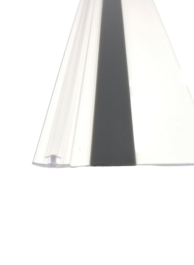 Nahaufnahme einer Anlagenleiste der Marke HÜPPE, transparentes, flaches Kunststoffprofil mit schwarzem Streifen in der Mitte, vor weißem Hintergrund.
