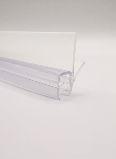 Nahaufnahme einer gebogenen Ablaufleiste der Marke HÜPPE, transparentes, schmales, längliches, U-förmiges Kunststoffprofil, mit einem überlappenden Ablaufschutz an der Profilunterseite, vor weißem Hintergrund.
