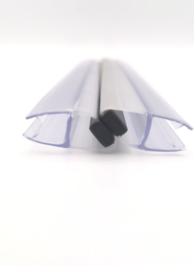 Nahaufnahme von zwei Magnetleisten der Marke HÜPPE, transparente, schmale, längliche, U-förmige Kunststoffprofile, mit Magnetprofilen an der Vorderseite, Magneten bilden zusammen geschlossenen 180 Grad Winkel, vor weißem Hintergrund, Frontansicht.