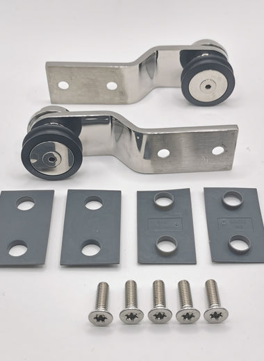 Rollenbaugruppe der Marke HÜPPE bestehend aus zwei vormontierten Rollen, befestigt an Metallriemen, vier Kunststoffplatten sowie vier Schrauben, vor weißem Hintergrund, Frontansicht.
