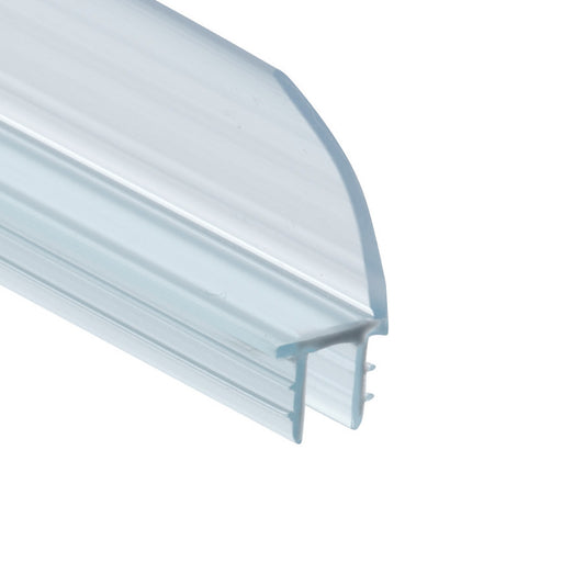 Detailaufnahme einer Anlagenleiste der Marke HÜPPE, transparentes, schmales, längliches, U-förmiges Kunststoffprofil, mit einem Ablaufschutz an der Profilvorderseite, vor weißem Hintergrund.
