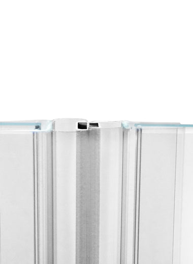 Nahaufnahme, von zwei Magnetleisten der Marke HÜPPE, montiert an Glasdusche, transparente, schmale, längliche, U-förmige Kunststoffprofile, mit Magnetprofilen, an der Vorderseite, Magneten bilden zusammen geschlossenen 180 Grad Winkel, vor weißem Hintergrund, Frontansicht.
