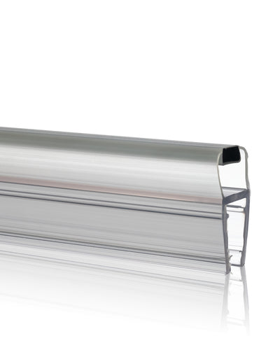 Nahaufnahme einer Magnetleiste der Marke HÜPPE, transparentes, schmales, längliches, U-förmiges Kunststoffprofil, mit einer Magnetleiste an der Profilvorderseite, vor weißem Hintergrund, Seitenansicht.

