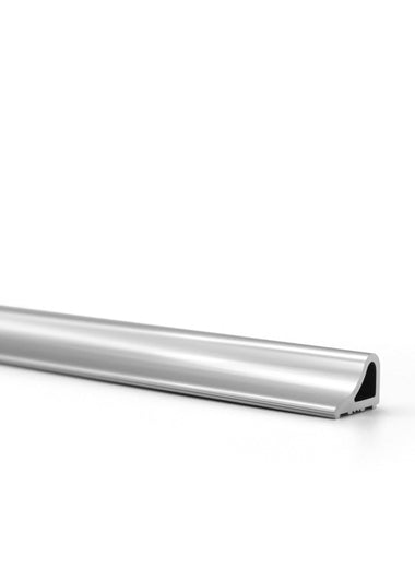 Silber glänzende, dreieckförmige, längliche Schwallschutzleiste, der Marke HÜPPE, mit abgerundeten Ecken, vor weißem Hintergrund.
