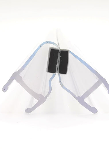 Detailaufnahme von zwei Magnetleisten der Marke HÜPPE, transparente, schmale, längliche, U-förmige Kunststoffprofile, mit je 45 Grad geformten Magnetprofilen an der Vorderseite, Magneten bilden zusammen geschlossenen 90 Grad Winkel, vor weißem Hintergrund.

