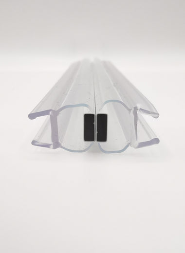 Detailaufnahme von zwei Magnetleisten der Marke HÜPPE, transparente, schmale, längliche, U-förmige Kunststoffprofile, mit je einem Magnetprofil an der Vorderseite, Magneten bilden zusammen geschlossenen 180 Grad Winkel, vor weißem Hintergrund.