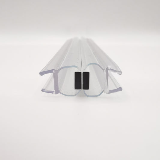 Detailaufnahme von zwei Magnetleisten der Marke HÜPPE, transparente, schmale, längliche, U-förmige Kunststoffprofile, mit je einem Magnetprofil an der Vorderseite, Magneten bilden zusammen geschlossenen 180 Grad Winkel, vor weißem Hintergrund.