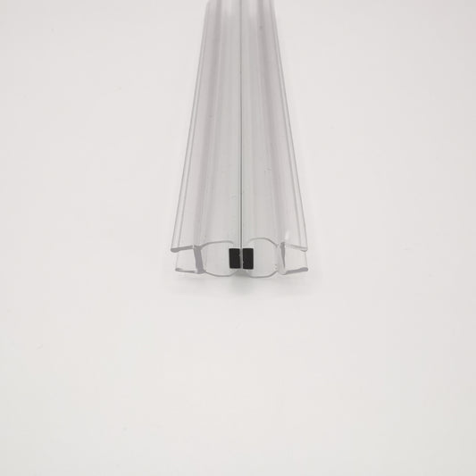 Detailaufnahme von zwei Magnetleisten der Marke HÜPPE, transparente, schmale, längliche, U-förmige Kunststoffprofile, mit je einem Magnetprofil an der Vorderseite, Magneten bilden zusammen geschlossenen 180 Grad Winkel, vor weißem Hintergrund, Vogelperspektive