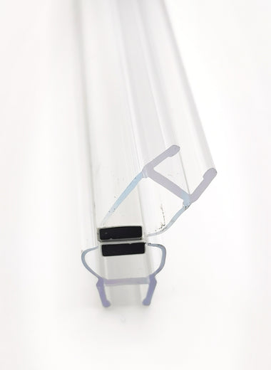 Nahaufnahme von zwei Magnetleisten der Marke HÜPPE, transparente, schmale, längliche, U-förmige Kunststoffprofile, mit je einem Magnetprofil an der Vorderseite, Magneten bilden zusammen geschlossenen 135 Grad Winkel, vor weißem Hintergrund.
