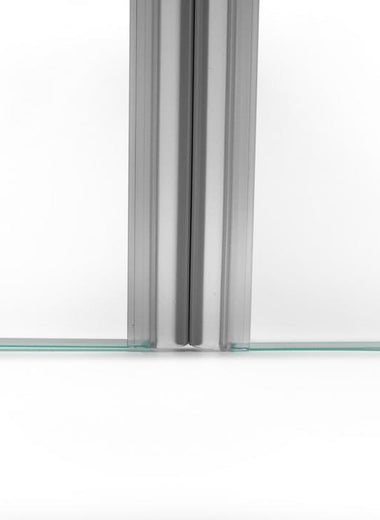 Nahaufnahme von zwei Magnetleisten der Marke HÜPPE, montiert an Glasdusche, transparente, schmale, längliche, U-förmige Kunststoffprofile, mit Magnetprofilen an der Vorderseite, Magneten bilden zusammen geschlossenen 180 Grad Winkel, vor weißem Hintergrund, Frontansicht.
