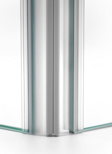 Nahaufnahme von zwei Magnetleisten der Marke HÜPPE, montiert an Glasdusche, transparente, schmale, längliche, U-förmige Kunststoffprofile, mit Magnetprofilen an der Vorderseite, Magneten bilden zusammen geschlossenen 180 Grad Winkel, vor weißem Hintergrund, Frontansicht.

