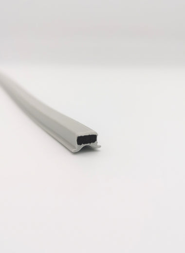 Ein Magnetband der Marke HÜPPE, graues, schmales, längliches, rechteckiges, Magnetprofile, vor weißem Hintergrund, Seitenansicht.